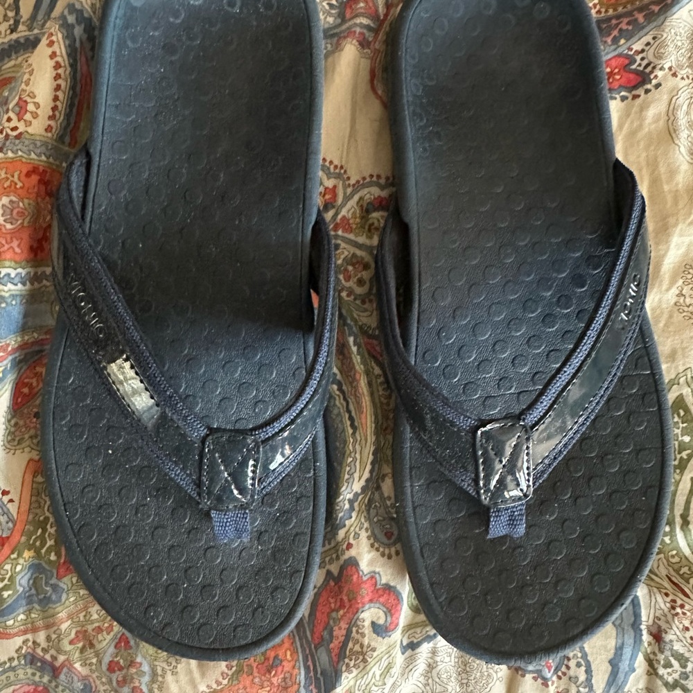 Nice Women’s Vionic  Navy Blue Flip Flops Size 7
